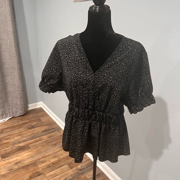 Never worn short sleeve flattering blouse 🖤
Brand new! - Picture 2 of 4